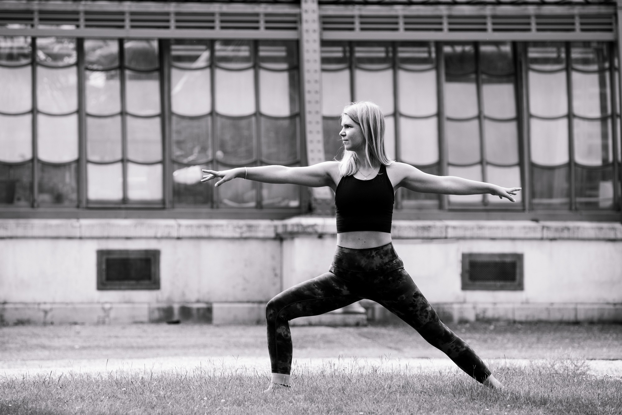 Eine Frau praktiziert Virabhadrasana 2.