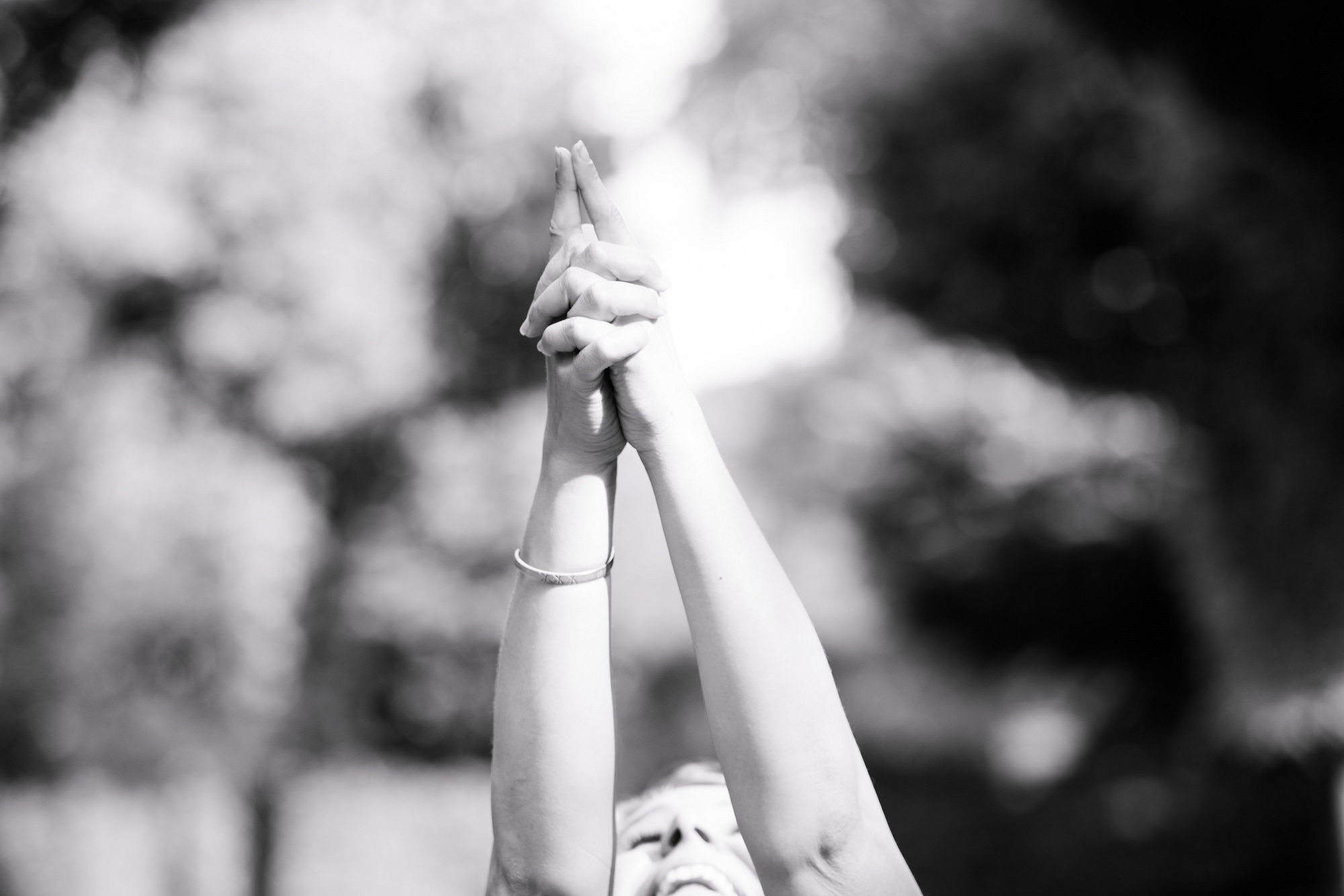 Eine Frau übt Yoga und formt mit ihren Händen das Kali Mudra. Dieses steht für die Beseitigung von Negativität. Es aktiviert und spendet Energie.